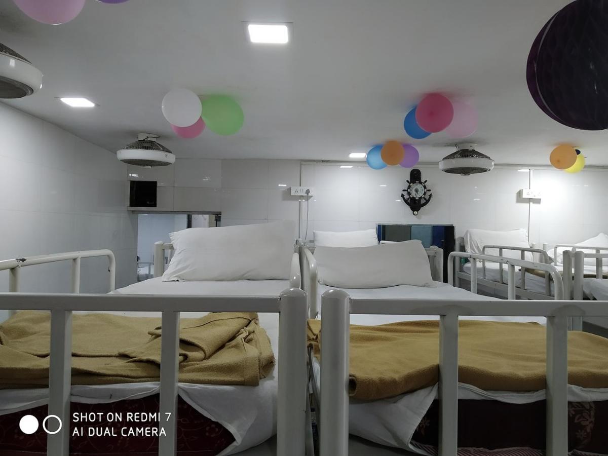 Star Dormitory Mumbai  Buitenkant foto