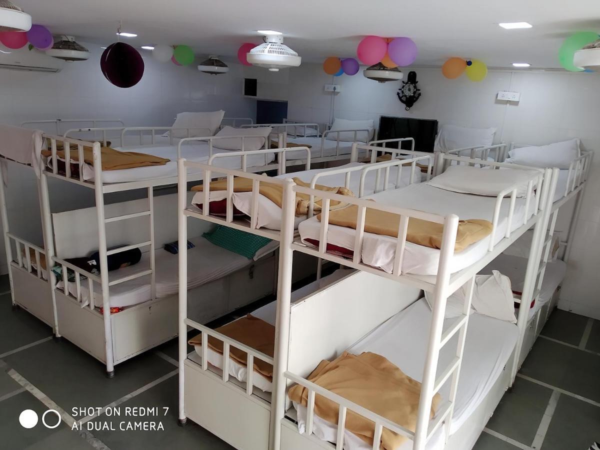 Star Dormitory Mumbai  Buitenkant foto